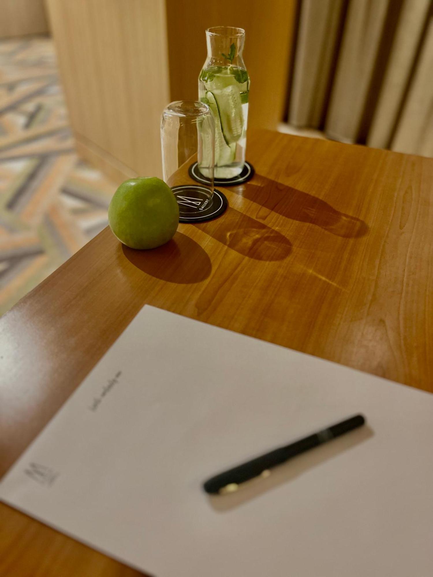 메종 소피아 호텔 외부 사진 A green apple on a table