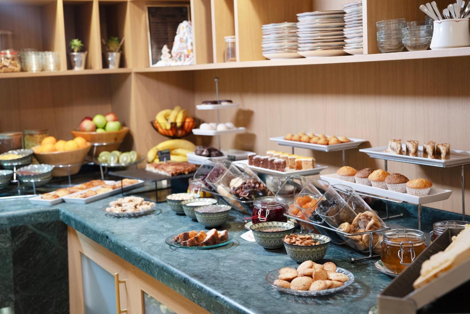 메종 소피아 호텔 외부 사진 A buffet at a hotel