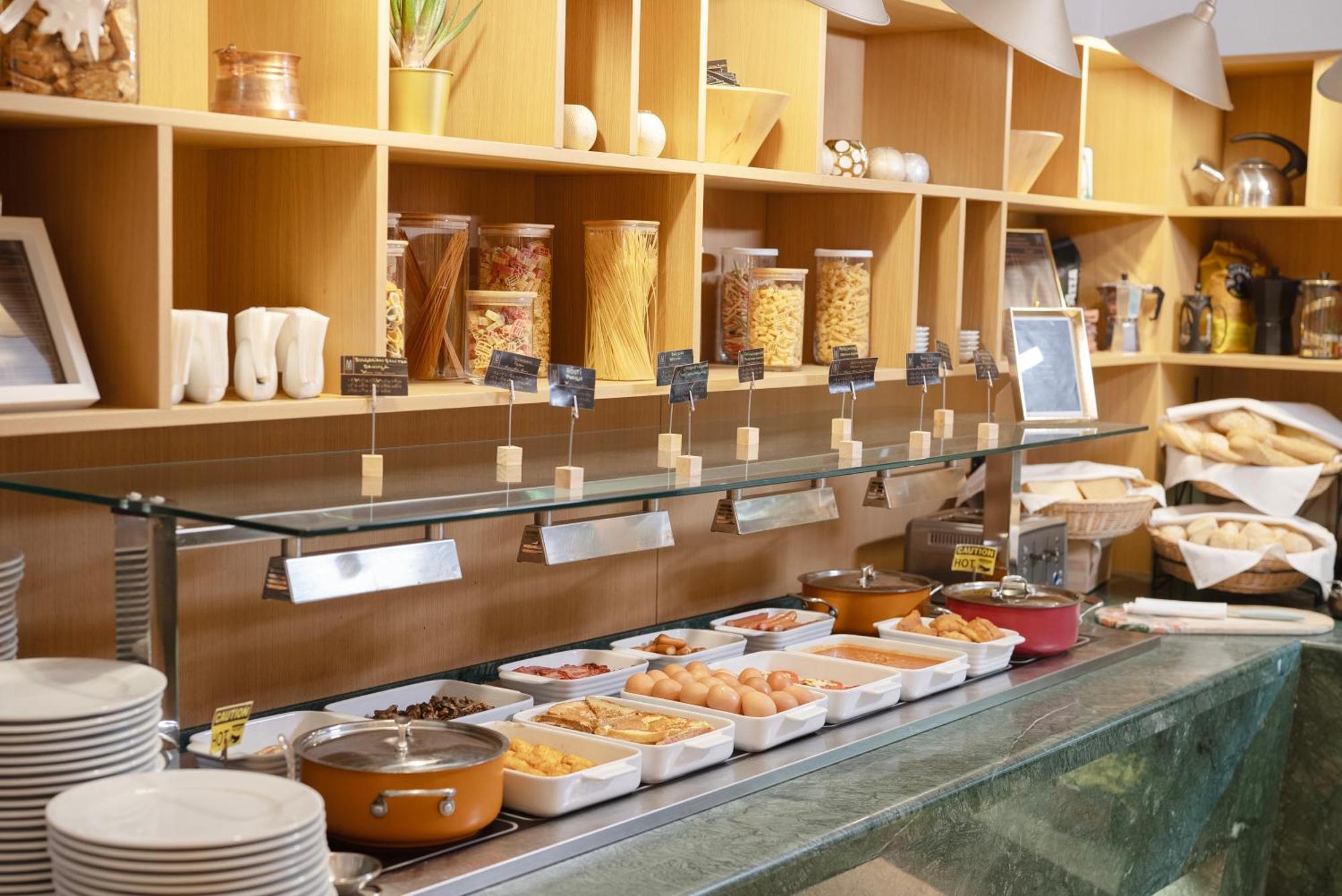 메종 소피아 호텔 외부 사진 A buffet at a hotel