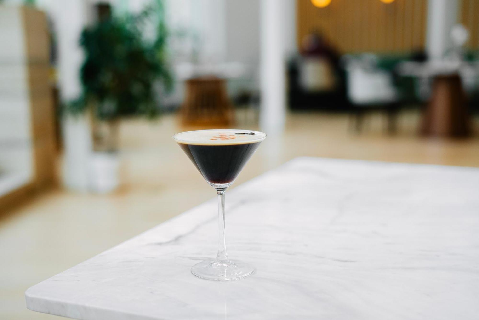 메종 소피아 호텔 외부 사진 A glass of espresso martini