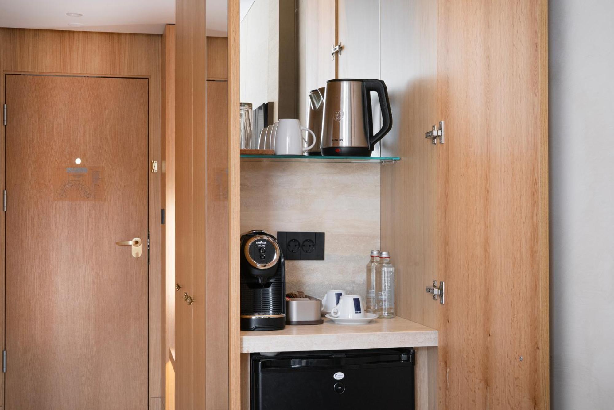 메종 소피아 호텔 외부 사진 A Nespresso machine in a hotel room